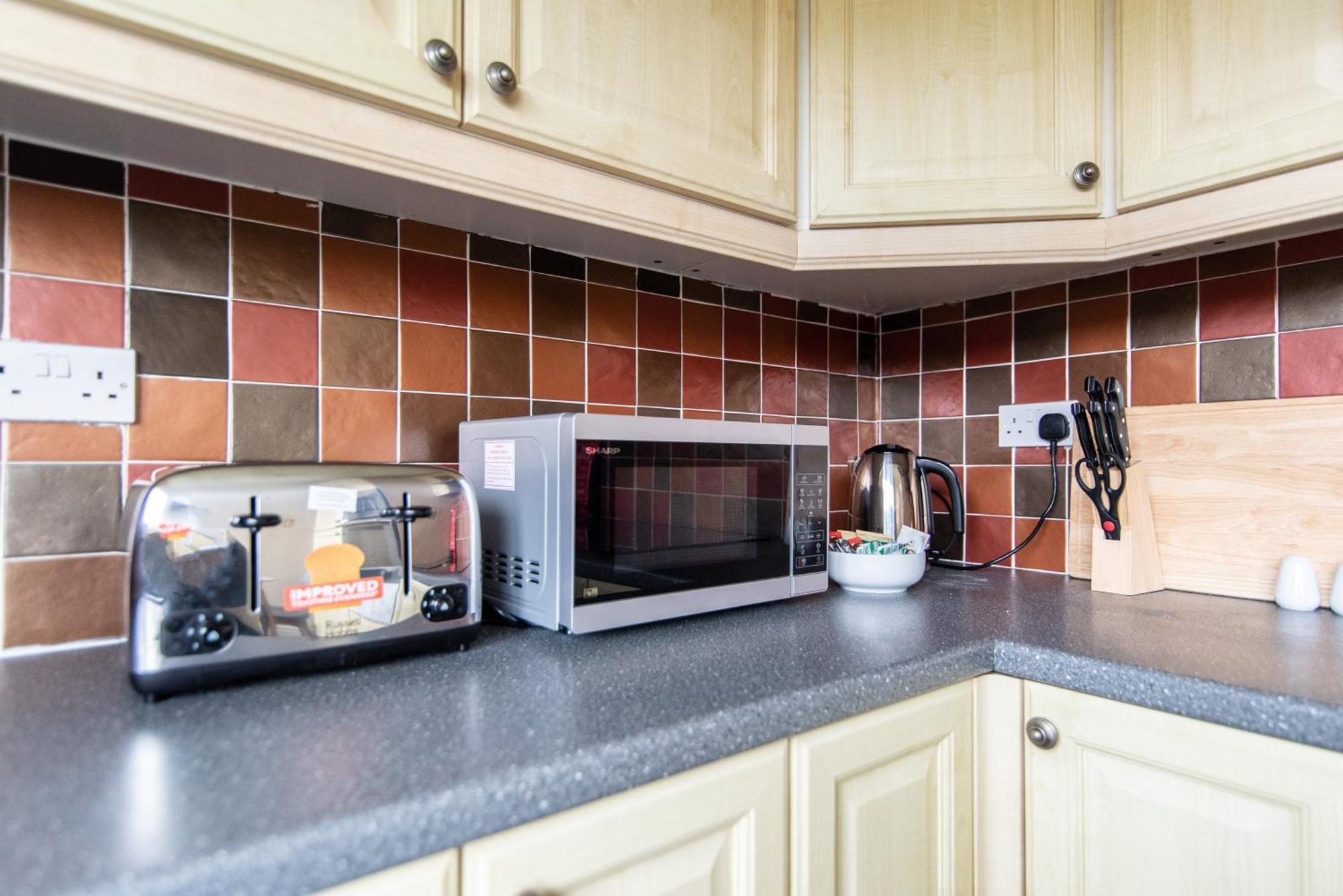 3 Bed Apartment - Perfect For Contractors Near Liverpool Airport Hale  Bagian luar foto