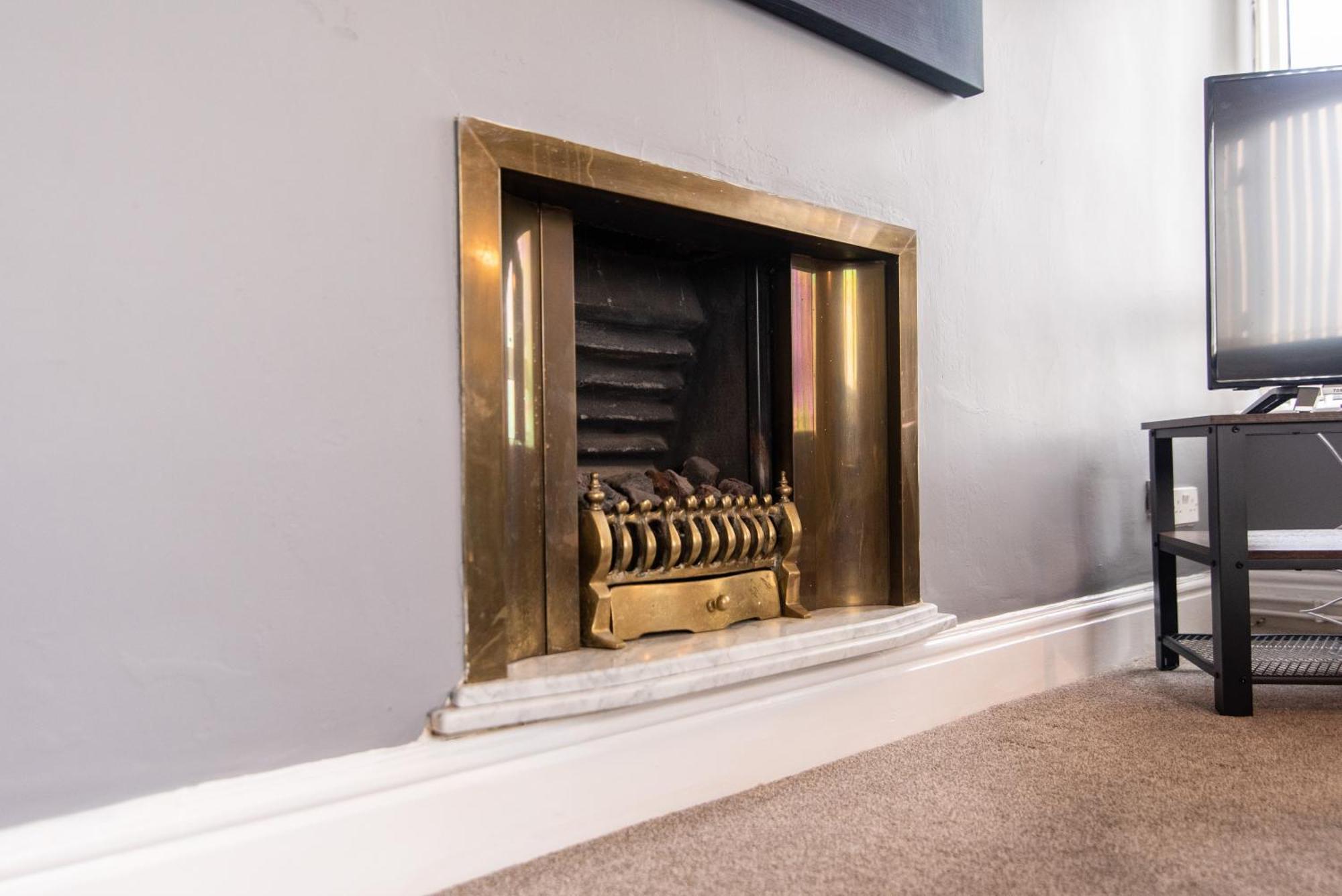 3 Bed Apartment - Perfect For Contractors Near Liverpool Airport Hale  Bagian luar foto