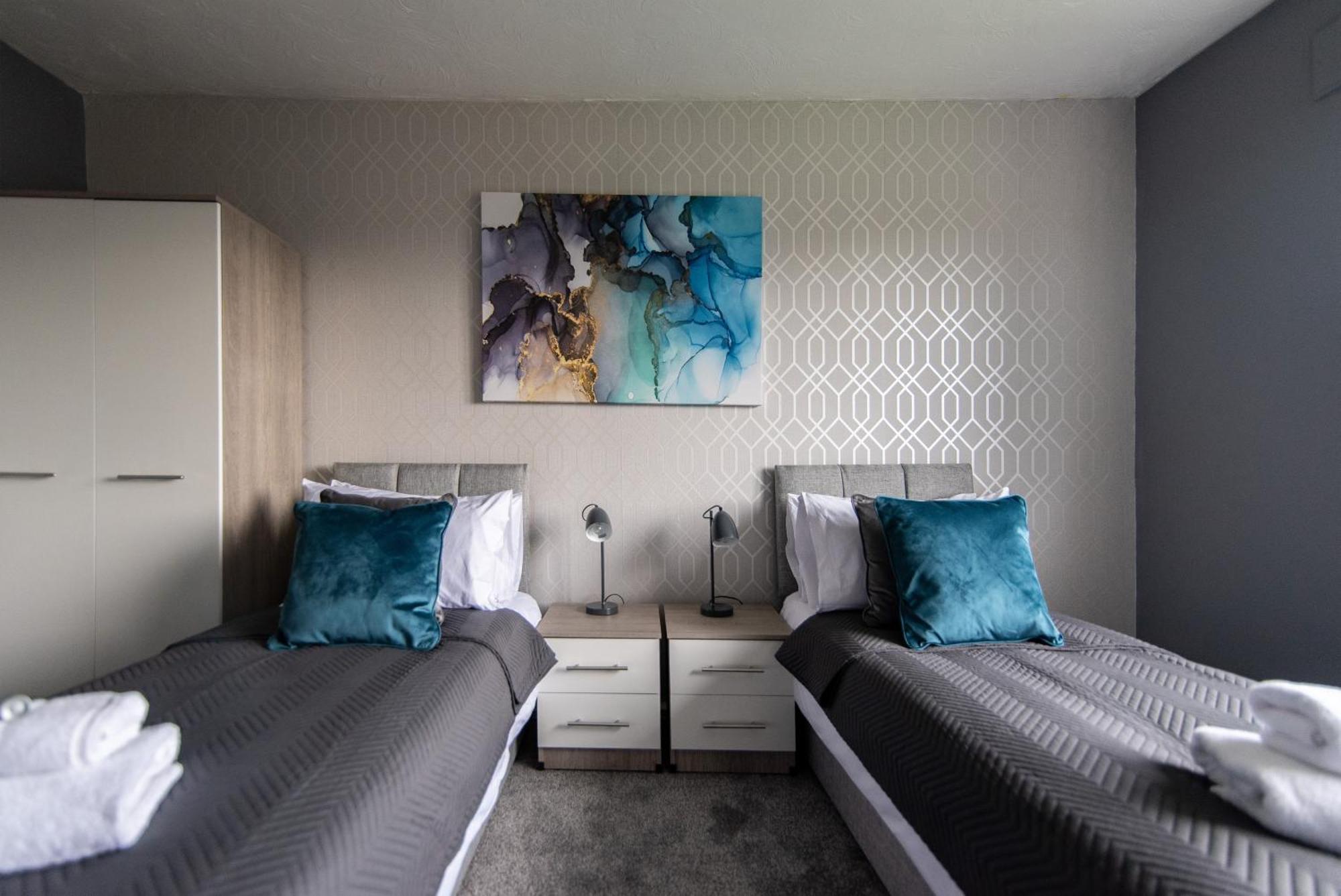 3 Bed Apartment - Perfect For Contractors Near Liverpool Airport Hale  Bagian luar foto