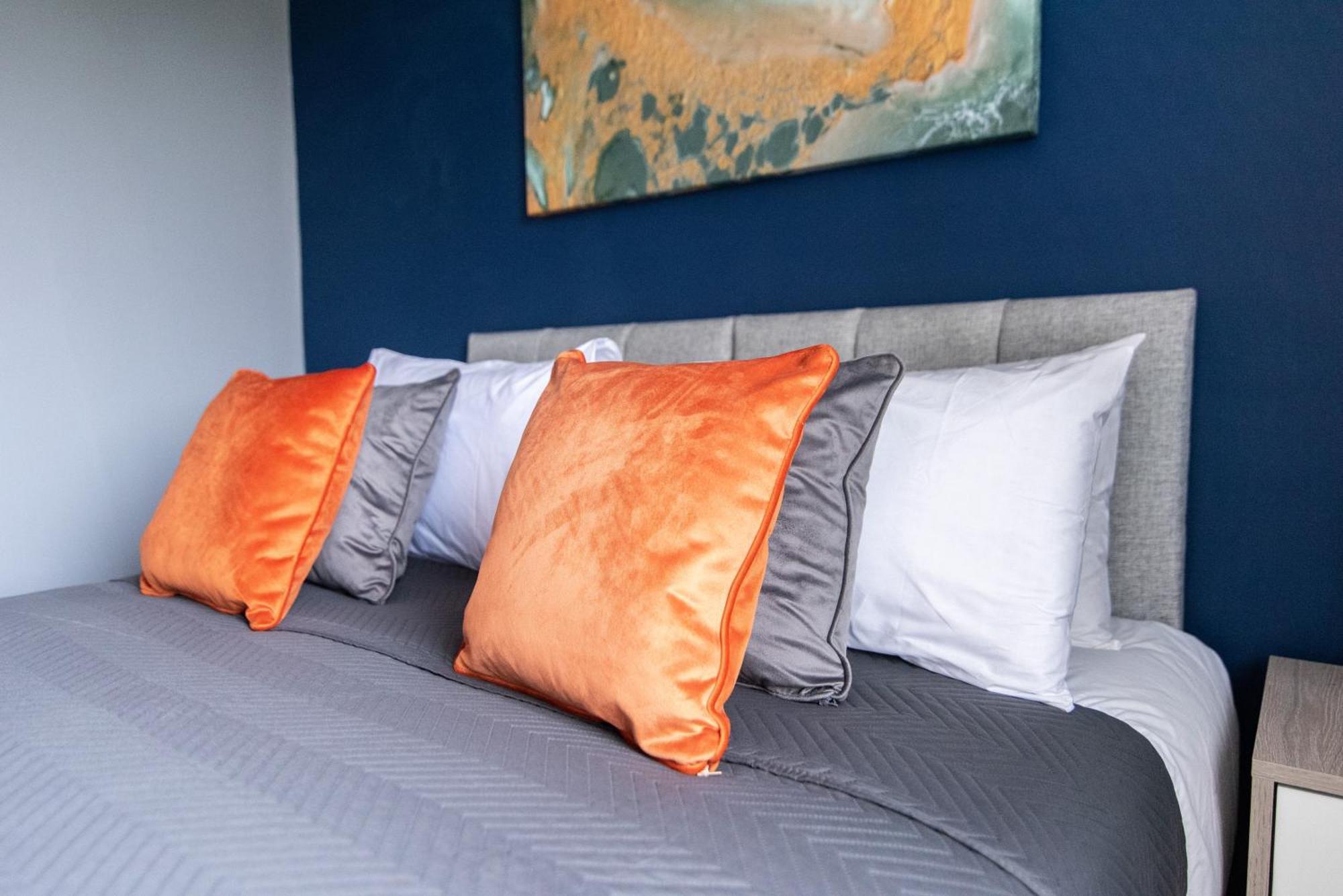 3 Bed Apartment - Perfect For Contractors Near Liverpool Airport Hale  Bagian luar foto