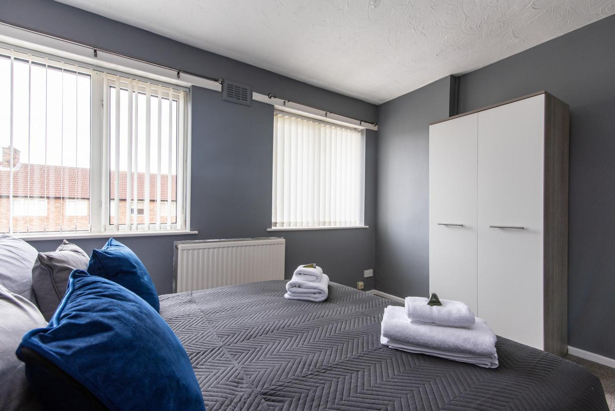 3 Bed Apartment - Perfect For Contractors Near Liverpool Airport Hale  Bagian luar foto