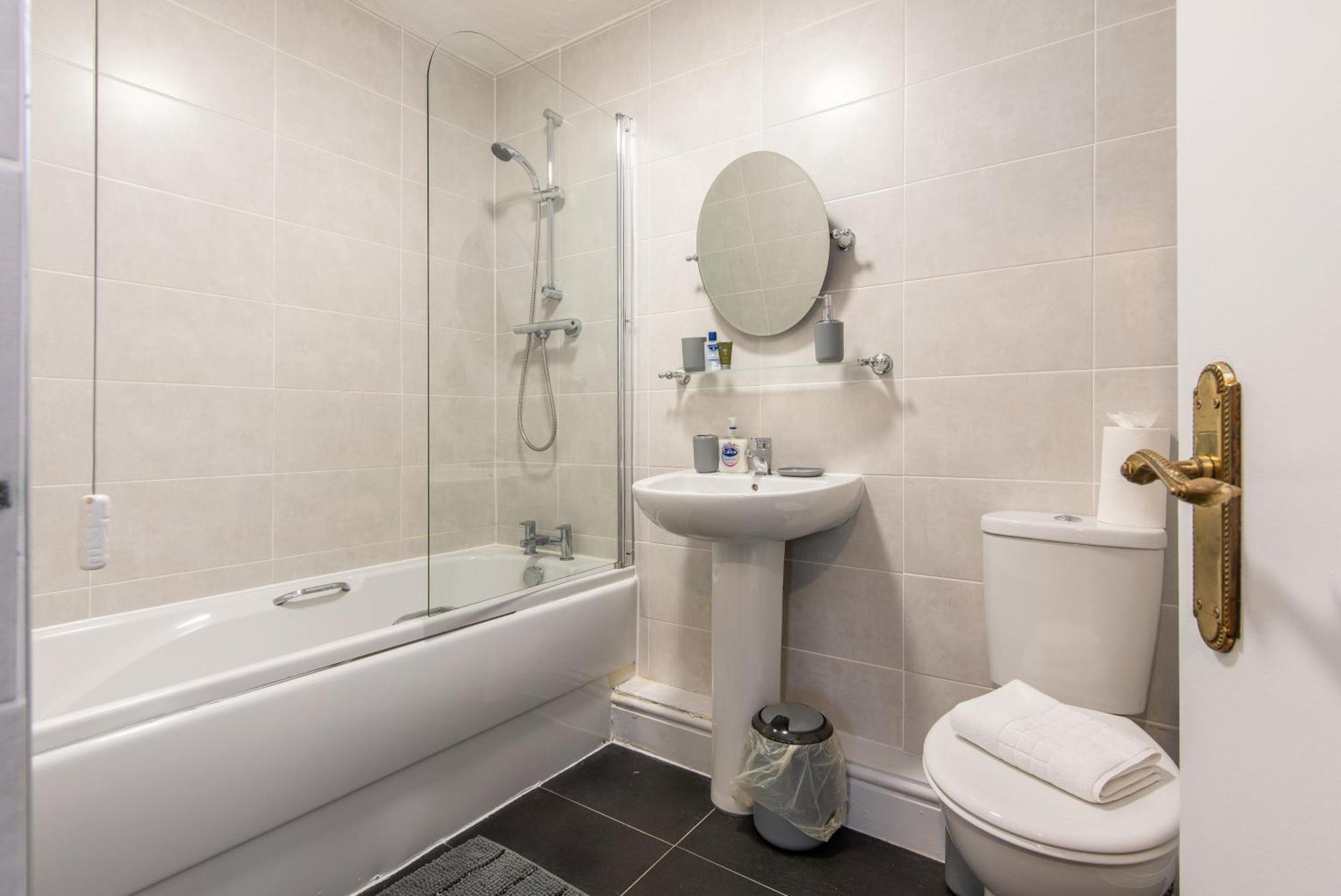 3 Bed Apartment - Perfect For Contractors Near Liverpool Airport Hale  Bagian luar foto