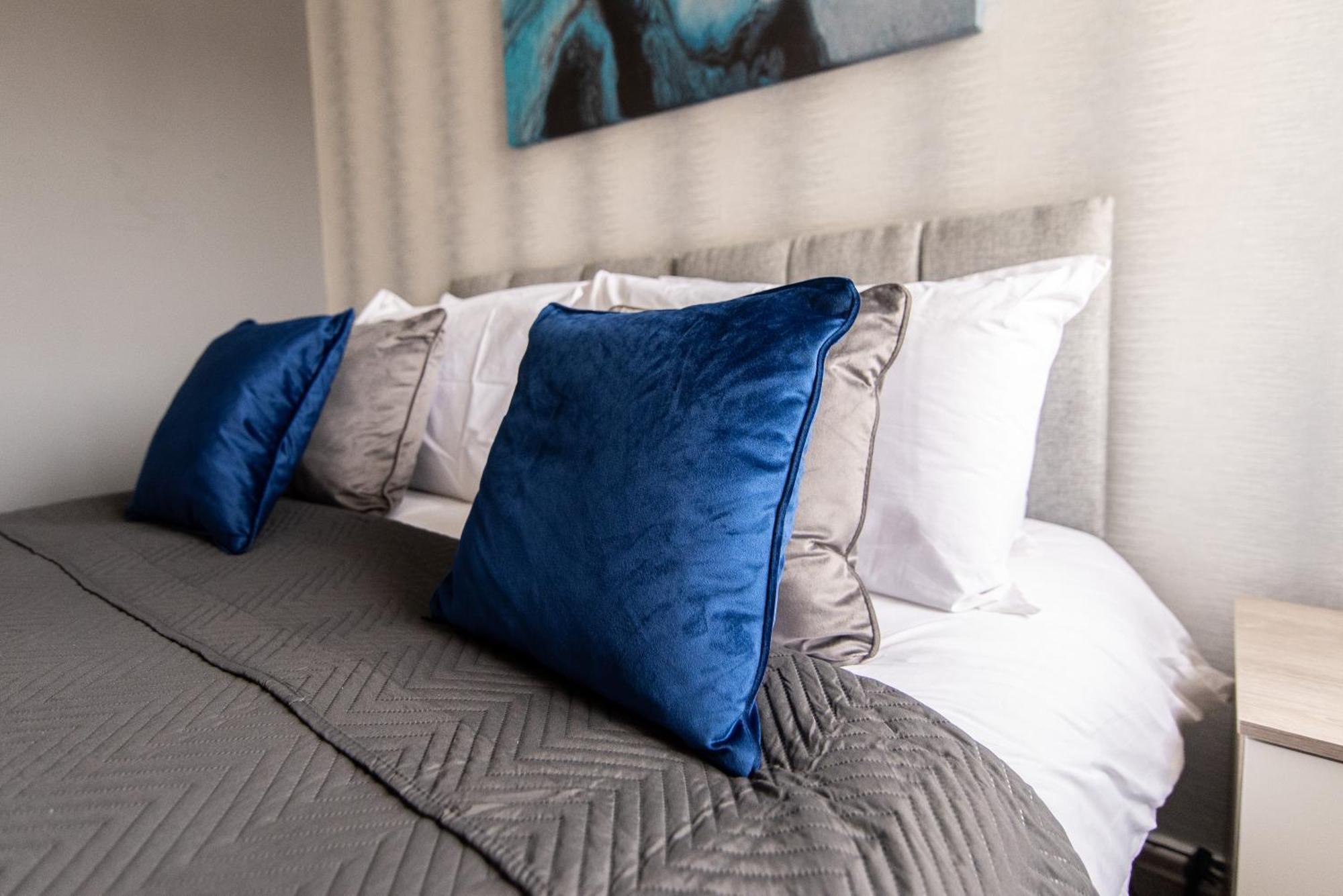 3 Bed Apartment - Perfect For Contractors Near Liverpool Airport Hale  Bagian luar foto