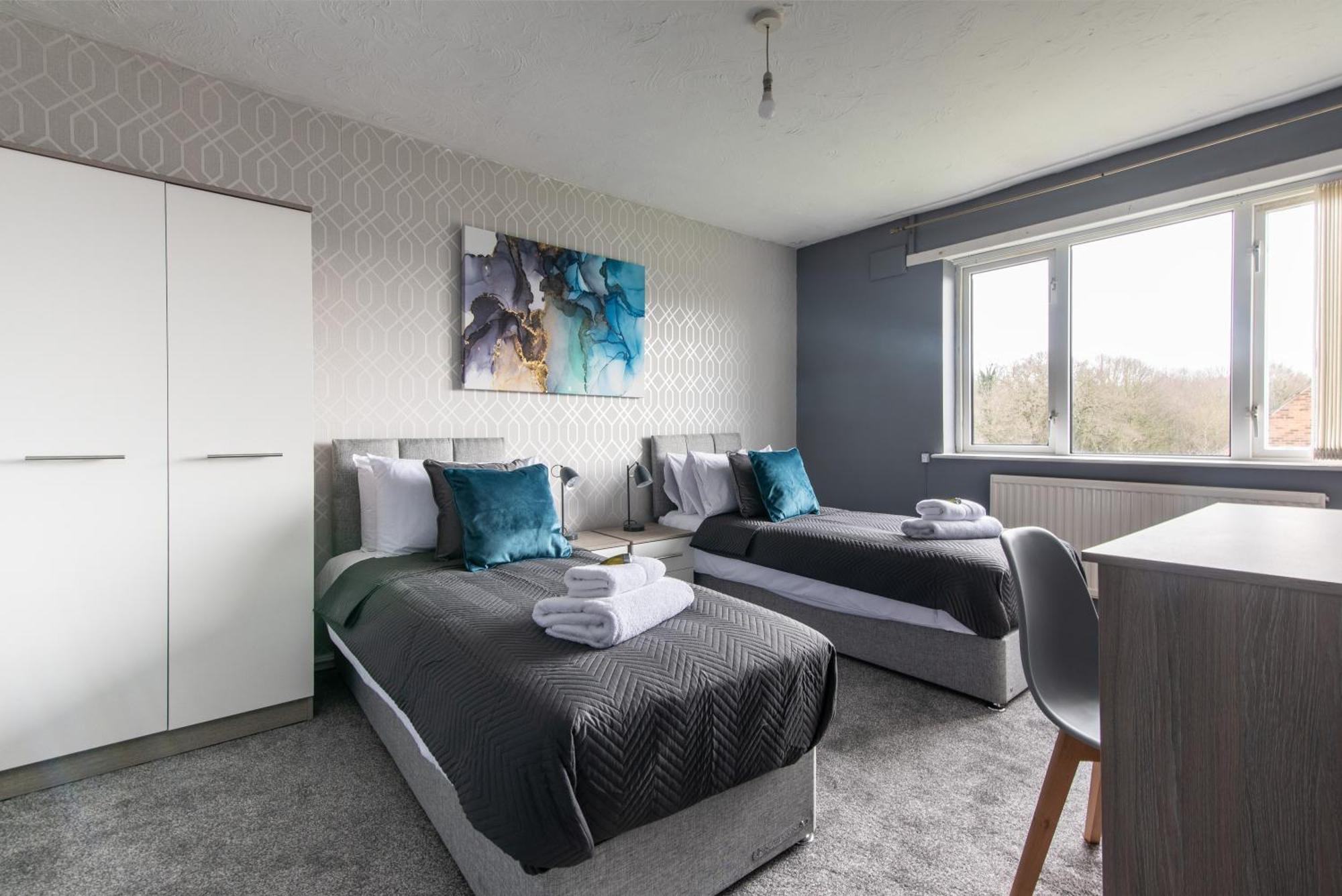 3 Bed Apartment - Perfect For Contractors Near Liverpool Airport Hale  Bagian luar foto